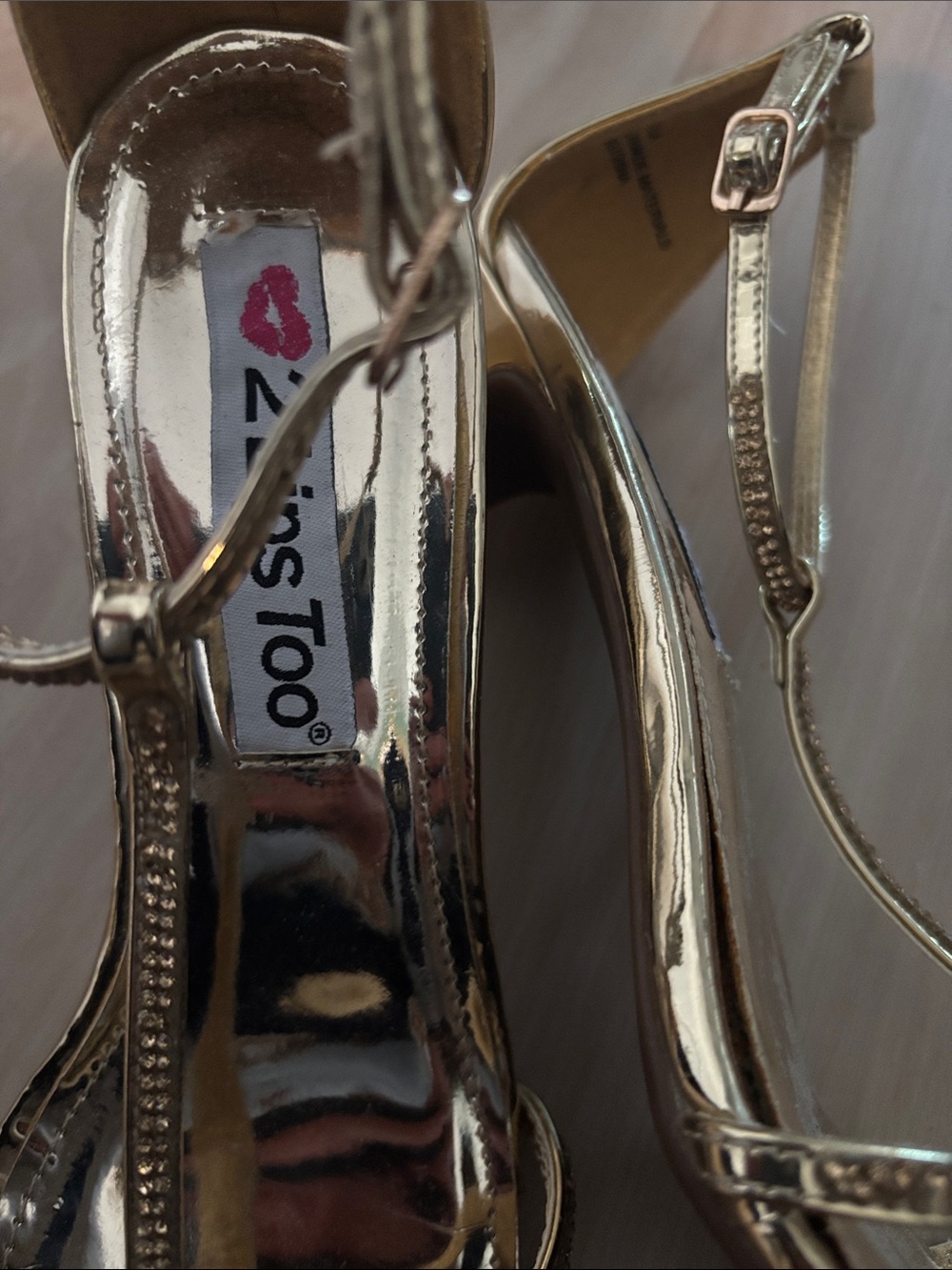 2 Lips Too Metallic Gold Too Ella T-Strap low heel  Sandal like New! Beautiful - Picture 14 of 16